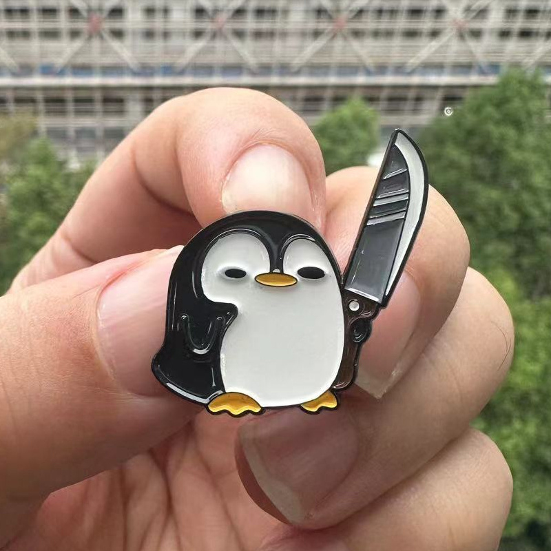 Edc Everyday Carry Knives - Zabawny pingwin trzymający duży nóż Broszka